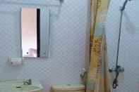 Toilet Kamar The Tiara Hotel & Resort 