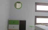 Kamar Tidur 2 CEMARA HOMESTAY (3BR)