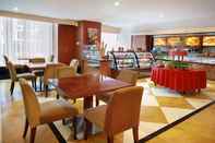 บาร์ คาเฟ่ และเลานจ์ Swiss-Belhotel Maleosan Manado