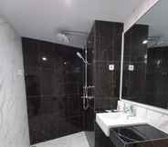 In-room Bathroom 4 Grand Avira Hotel