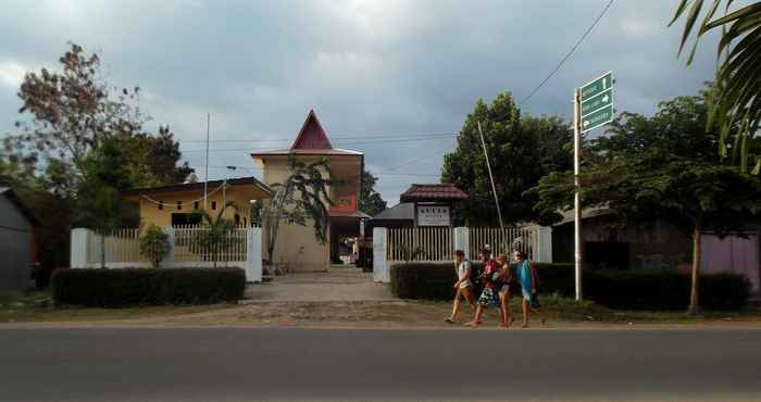 Bên ngoài Hotel Aulia