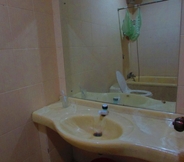 In-room Bathroom 2 Fajar Roon Hotel