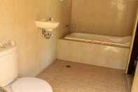 Toilet Kamar Alung Bungalows