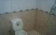 Toilet Kamar 2 Hotel Metta Star Sentani