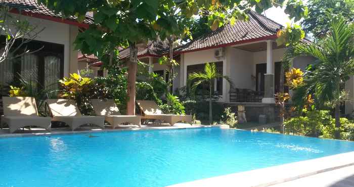 Kolam Renang Double One Villas Amed II