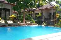 Kolam Renang Double One Villas Amed II