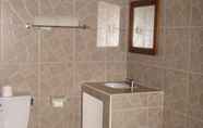 Toilet Kamar 4 Double One Villas Amed II