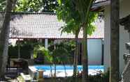 Kolam Renang 7 Double One Villas Amed II