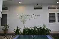 Kolam Renang Comfy Room at Buring Homestay