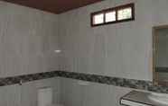 Toilet Kamar 5 Meno Smile Cottages