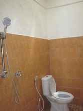 Toilet Kamar 4 Yonaris Homestay 