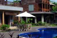 Swimming Pool Villa Rumah Kayu