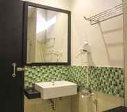 In-room Bathroom 2 De Green City Hotel Lampung