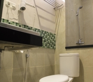 In-room Bathroom 3 De Green City Hotel Lampung