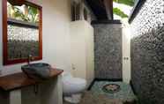 Toilet Kamar 2 Mango Tree Inn		