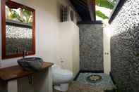 In-room Bathroom Mango Tree Inn		