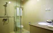 In-room Bathroom 2 Seminyak Square Hotel And Villas
