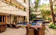 สระว่ายน้ำ 4 Famous Hotel Kuta