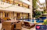 สระว่ายน้ำ 3 Famous Hotel Kuta