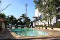 Swimming Pool M-One Hotel Sentul
