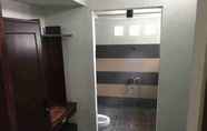 Toilet Kamar 5 Warung Indra Homestay 