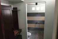 Toilet Kamar Warung Indra Homestay 