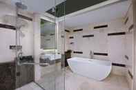 Toilet Kamar Quest San Hotel Denpasar by ASTON