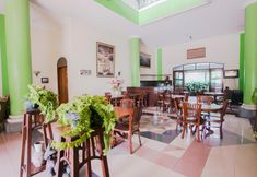 Restoran 6 RedDoorz @ Genteng Surabaya 2