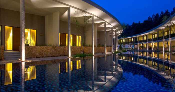 Swimming Pool Hotel Neo+ Green Savana by ASTON