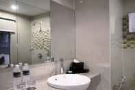 In-room Bathroom Hotel Neo Candi Simpang Lima - Semarang by ASTON