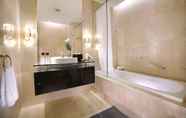 Toilet Kamar 4 The Grove Suites by GRAND ASTON