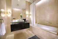 Toilet Kamar The Grove Suites by GRAND ASTON