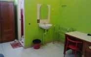 Toilet Kamar 6 Hotel Agung Papua