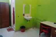 ห้องน้ำภายในห้อง Hotel Agung Papua