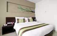 BEDROOM Ramedo Hotel Makassar