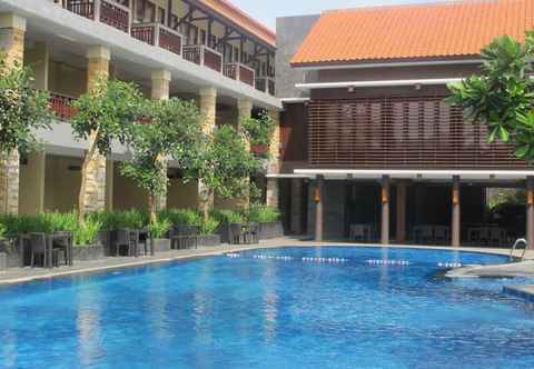Hồ bơi Surya Kencana Seaside Hotel