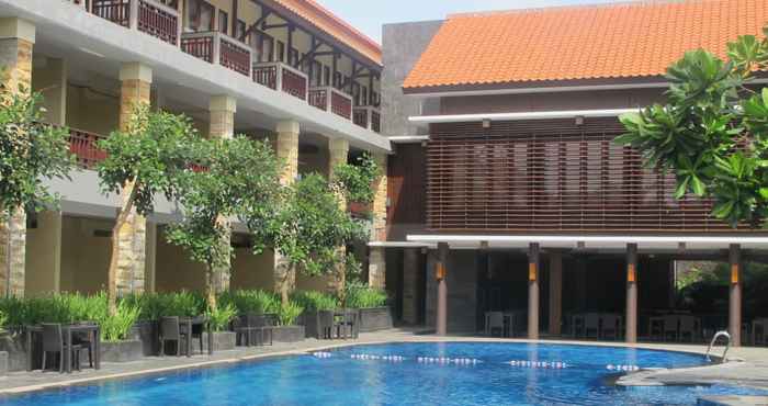 Swimming Pool Surya Kencana Seaside Hotel