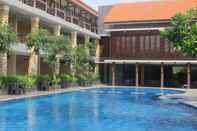 Swimming Pool Surya Kencana Seaside Hotel