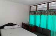 Kamar Tidur 5 Henny Executive Homestay