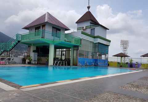 Swimming Pool Corner Palace Hotel