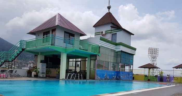 Kolam Renang Corner Palace Hotel