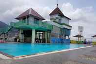 Kolam Renang Corner Palace Hotel