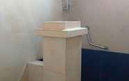 Toilet Kamar 6 Archie Hotel 2