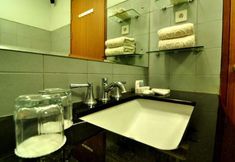In-room Bathroom 6 Aston Ketapang City Hotel