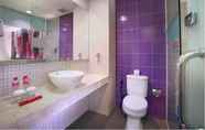 Toilet Kamar 6 favehotel MEX Tunjungan Surabaya