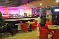 Quầy bar, cafe và phòng lounge favehotel MEX Tunjungan Surabaya