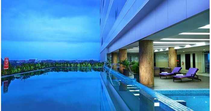 สระว่ายน้ำ ASTON Madiun Hotel & Conference Center