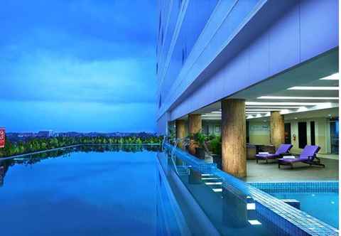 สระว่ายน้ำ ASTON Madiun Hotel & Conference Center