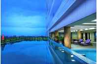 สระว่ายน้ำ ASTON Madiun Hotel & Conference Center