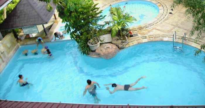 Kolam Renang Resor Tuban Tropis